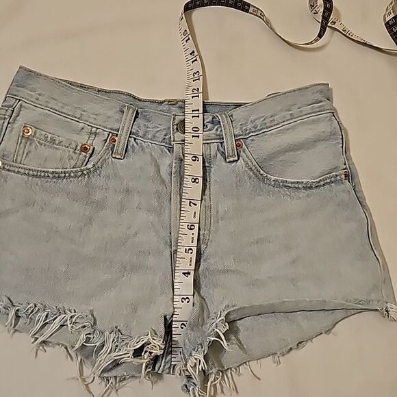 Levis Jean shorts size 26 501s. - Picture 5 of 12